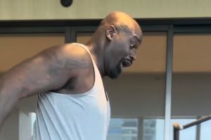 Zhang Weili, peleadora de UFC peso paja, logró cargar a Shaquille O'Neal