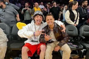 Chicharito confiesa que no reconoció a Peso Pluma cuando lo conoció: 'Tuve que googlearlo'