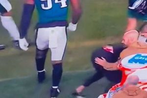 ¿Será una tanga? Asistente de los Eagles cae y muestra su ropa interior