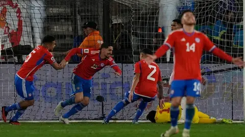 Chile derrota a Perú en Eliminatorias CONMEBOL con gol de Diego Valdés