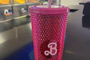 Vasos de Barbie son acaparados por revendedores y desatan peleas en los cines