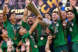 Selección Mexicana: Orbelín Pineda 'saca los pasos prohibidos' en celebración por la Copa Oro