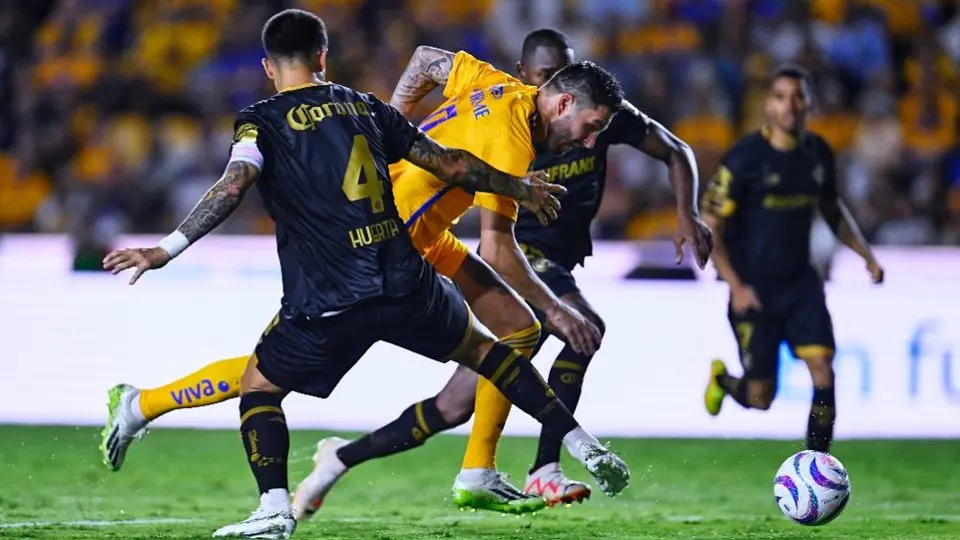 Tigres deja ir el triunfo ante Toluca en tiempo agregado y con un jugador más