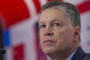 Ricardo Peláez confunde a Peso Pluma con José María Napoleón y se pone a cantar