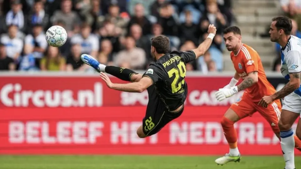 Santiago Giménez y los golazos que le anotó al Zwolle