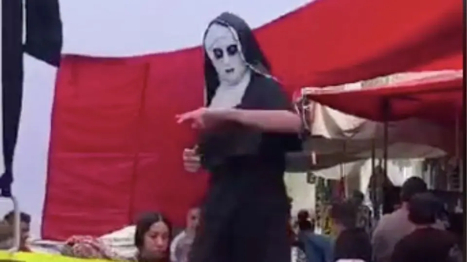 La "Monja de la Paca" se vuelve viral en tianguis de México