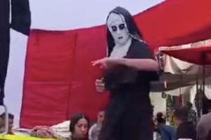 La "Monja de la Paca" se vuelve viral en tianguis de México