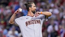 Michael Phelps lanza primera bola del Juego 5 entre Diamondbacks y Phillies