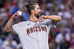 Michael Phelps lanza primera bola del Juego 5 entre Diamondbacks y Phillies