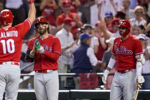 Phillies vence de visita a D-Backs y se pone a una victoria de la Serie Mundial
