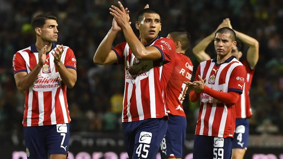 Chivas debutó a tres jugadores en partido ante León; uno de ellos anotó el gol del triunfo