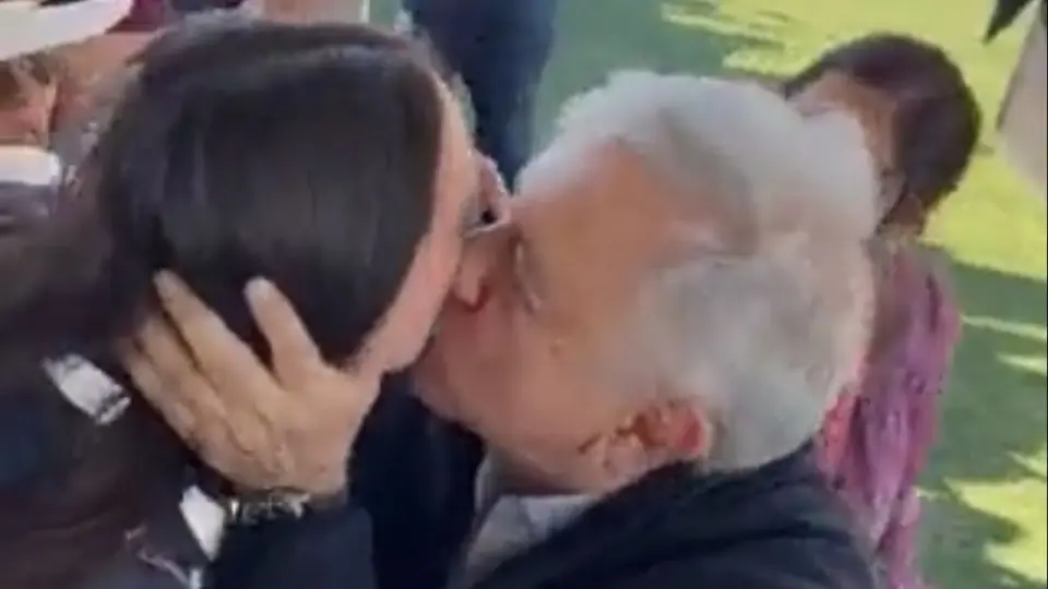 Beso de AMLO a mujer en Baja California genera polémica