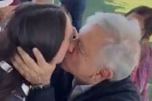Beso de AMLO a mujer en Baja California genera polémica
