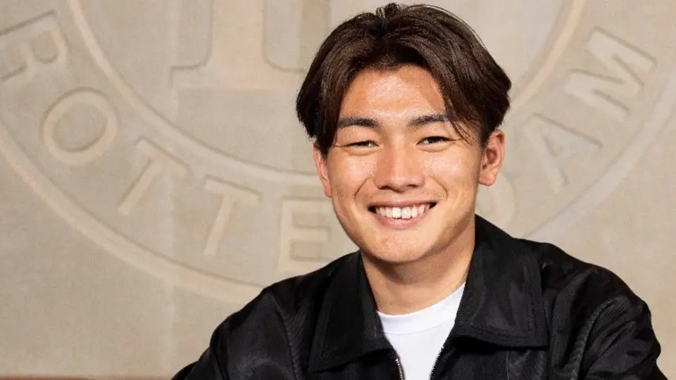 Feyenoord anuncia la contratación de Ayase Ueda, nueva competencia de Santi Giménez