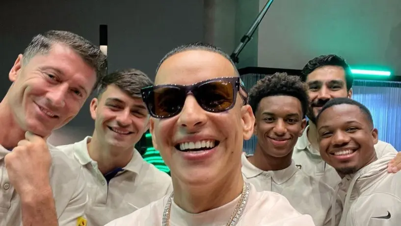 Daddy Yankee les enseña a "Diguá" a los jugadores del FC Barcelona