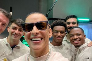 Daddy Yankee les enseña a "Diguá" a los jugadores del FC Barcelona