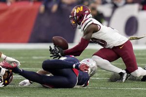 Commanders sobreviven su visita a los Patriots con intercepción en el último minuto