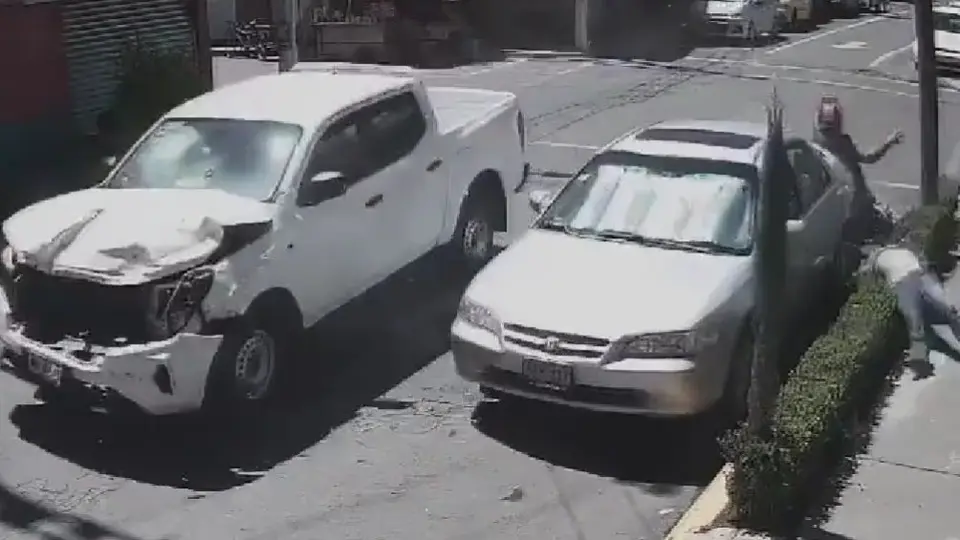 Repartidores de DIDI son embestidos por una camioneta tras fuerte impacto