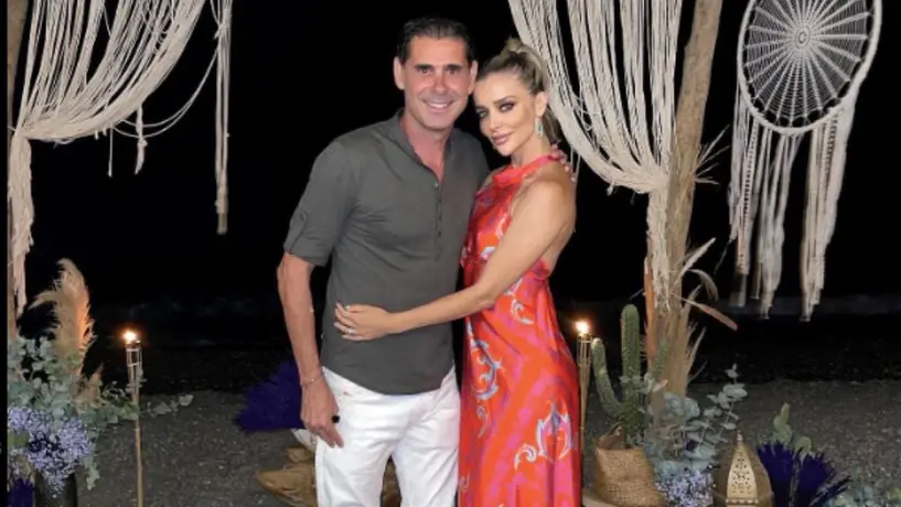 Fernando Hierro y su pareja hacen ceremonia de revelación de su bebé