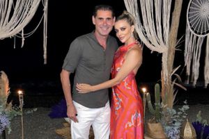 Fernando Hierro y su pareja hacen ceremonia de revelación de su bebé