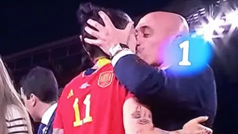 Jennifer Hermoso y Luis Rubiales, presidente de la Federación de España, protagonizan beso
