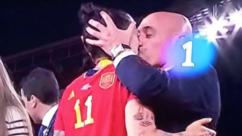 Jennifer Hermoso y Luis Rubiales, presidente de la Federación de España, protagonizan beso