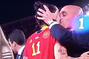 Jennifer Hermoso y Luis Rubiales, presidente de la Federación de España, protagonizan beso
