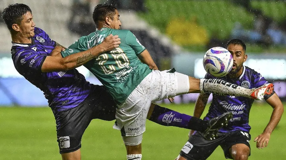 ¡Polémica arbitral! Anulan penalti de Mazatlán ante León por supuesto doble toque de Colman
