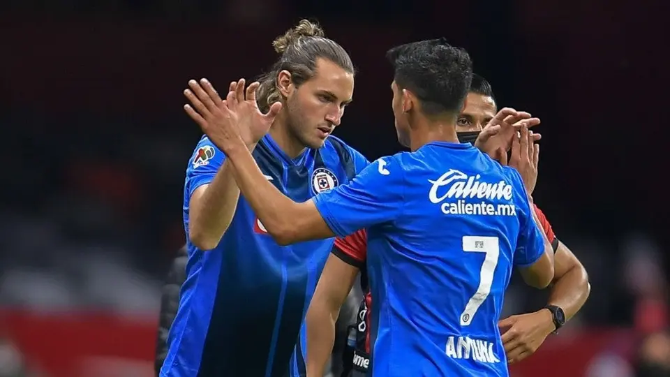 Santiago Giménez felicita a Antuna por su gol ante el Inter de Miami en la Leagues Cup