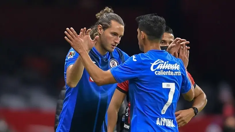 Santiago Giménez felicita a Antuna por su gol ante el Inter de Miami en la Leagues Cup