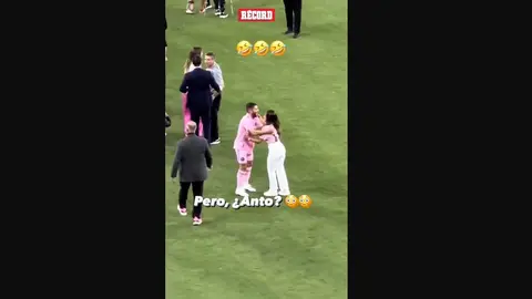Antonela Roccuzzo 'confunde' a Messi con Jordi Alba y casi le da un 'piquito'