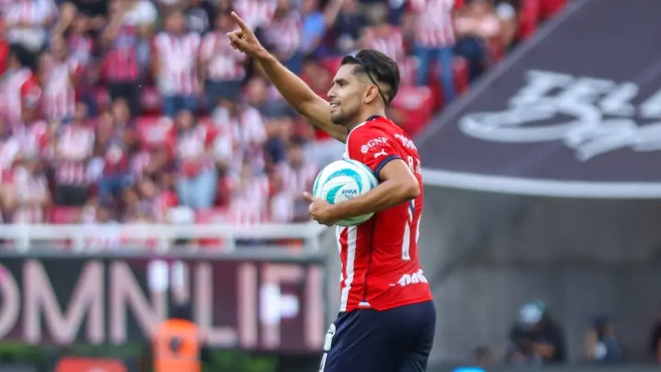 Ricardo Marín se estrena como goleador de las Chivas