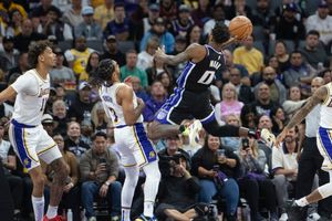 Lakers, en aniversario 20 de LeBron James en la NBA, pierden ante Kings