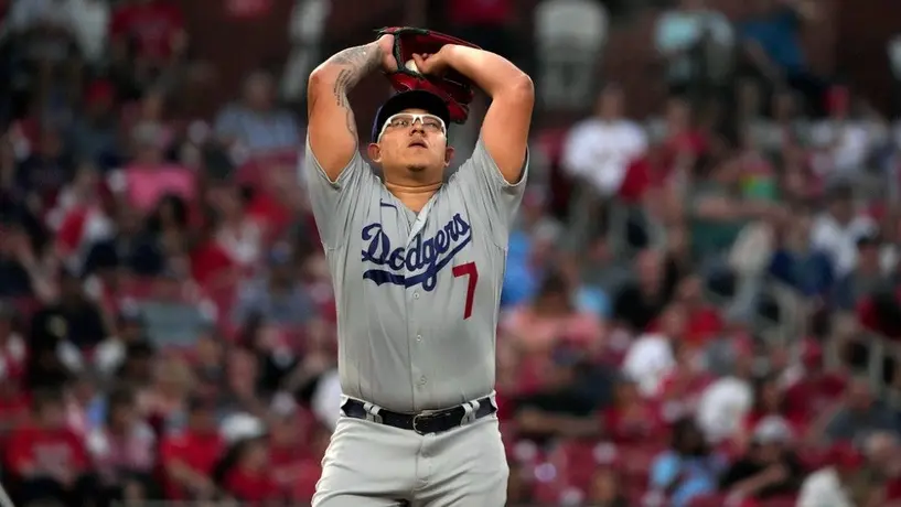 Retiran imagen de Julio Urías del mural en Dodger Stadium