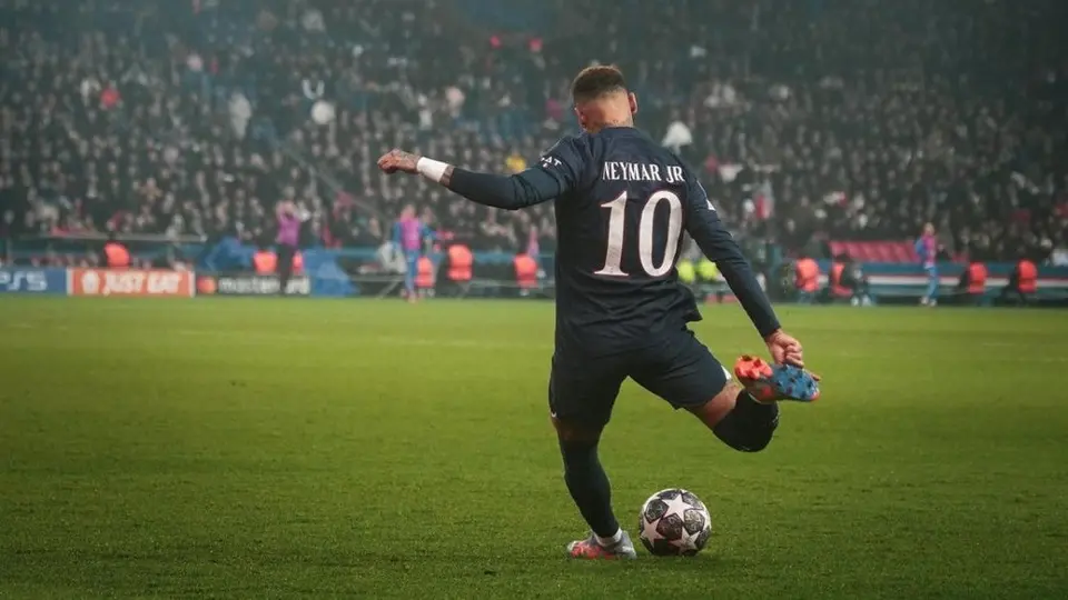 Padre de Neymar desmiente la salida de su hijo del PSG