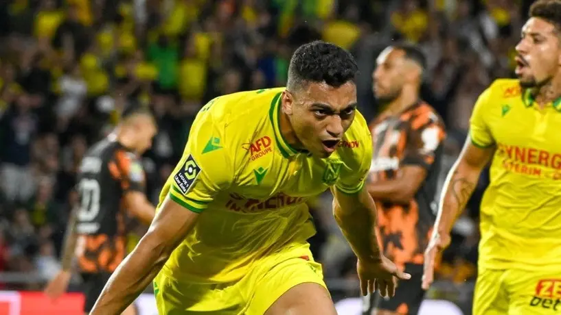 ¡Invitado no deseado! Aficionado entra en pleno juego mientras el partido continuaba