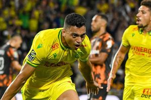 ¡Invitado no deseado! Aficionado entra en pleno juego mientras el partido continuaba