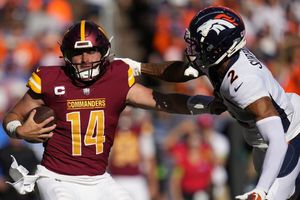 Sam Howell y los Commanders remontan 35-33 a los Denver Broncos