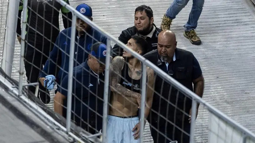 Carlos Salcedo explica por qué discutió con un aficionado en el Cruz Azul vs Santos Laguna