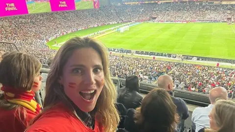 Elsa Pataky festejó en el estadio el título de España en el Mundial Femenil