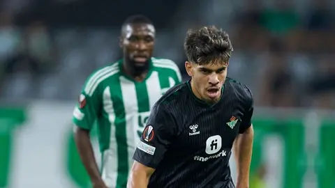 Andrés Guardado ve minutos en el triunfo del Real Betis contra el Aris Limassol en la Europa League