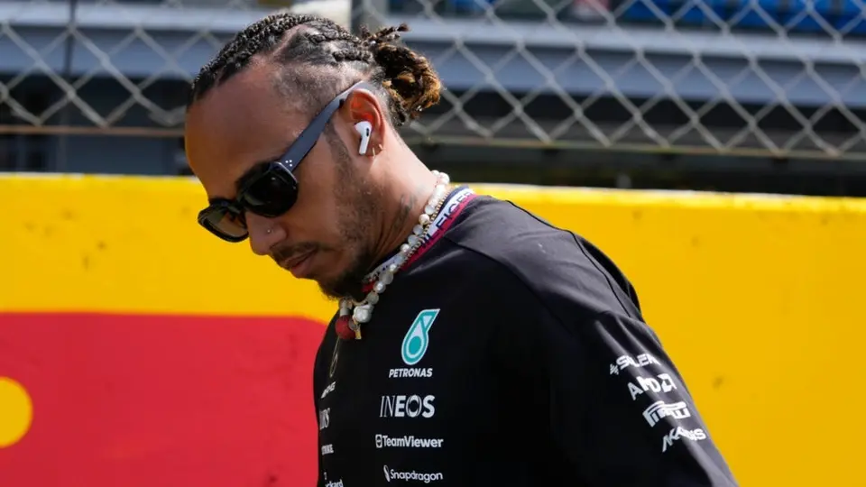 Lewis Hamilton 'defiende' a Checo de las declaraciones de Helmut Marko: "Completamente inaceptable"