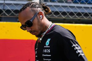 Lewis Hamilton 'defiende' a Checo de las declaraciones de Helmut Marko: "Completamente inaceptable"