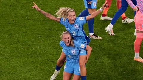 Aficionadas inglesas celebran el pase a la Final de la Copa Mundial Femenina