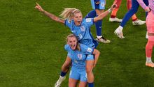 Aficionadas inglesas celebran el pase a la Final de la Copa Mundial Femenina