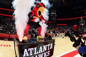 Estrella de los Atlanta Hawks explota tras video donde aparece la mascota del equipo en la página azul
