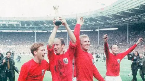 ¡Del luto a la gloria! Bobby Charlton y el accidente que le cambió la vida