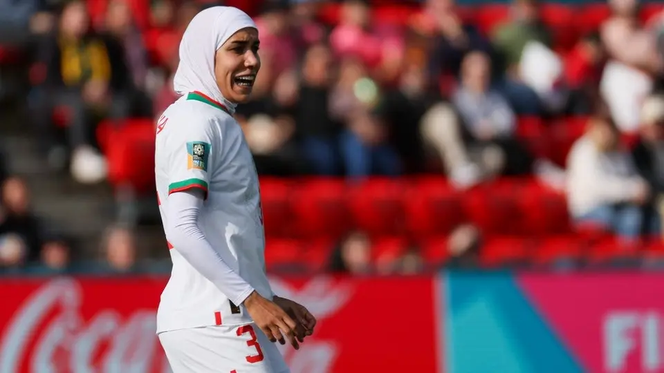 Nouhaila Benzina se convirtió en la primera jugadora del Mundial Femenil en jugar con hiyab