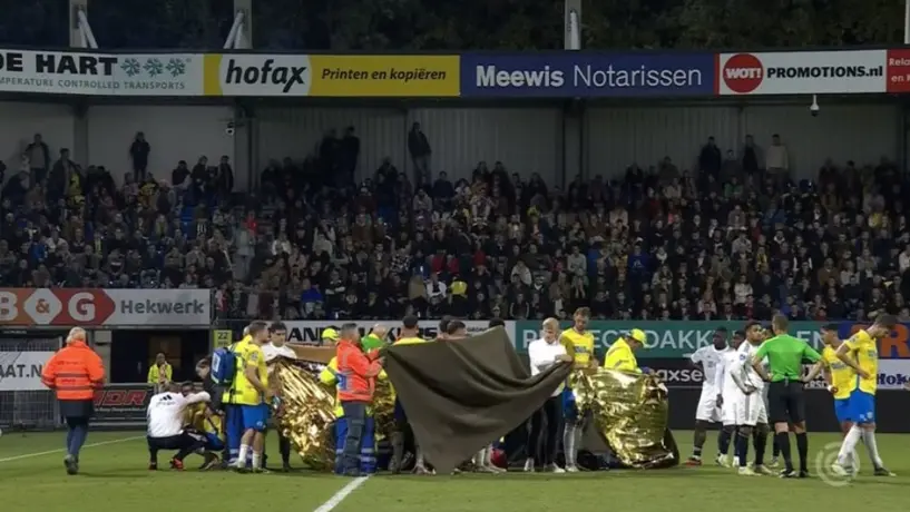 Portero de Waalwijk queda noqueado tras recibir brutal golpe en la cabeza en duelo ante Ajax