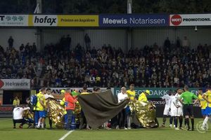 Portero de Waalwijk queda noqueado tras recibir brutal golpe en la cabeza en duelo ante Ajax